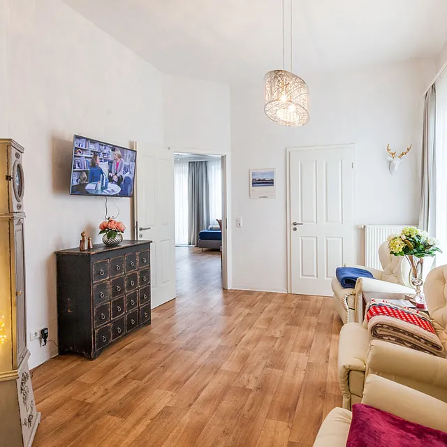 Das Fernsehzimmer der Tagespflege Warnemünde mit gemütlichen beigen Sesseln zum Verweilen und Fernsehen.